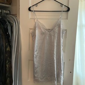 Beautiful and feminine white lace slip with slit 🩷